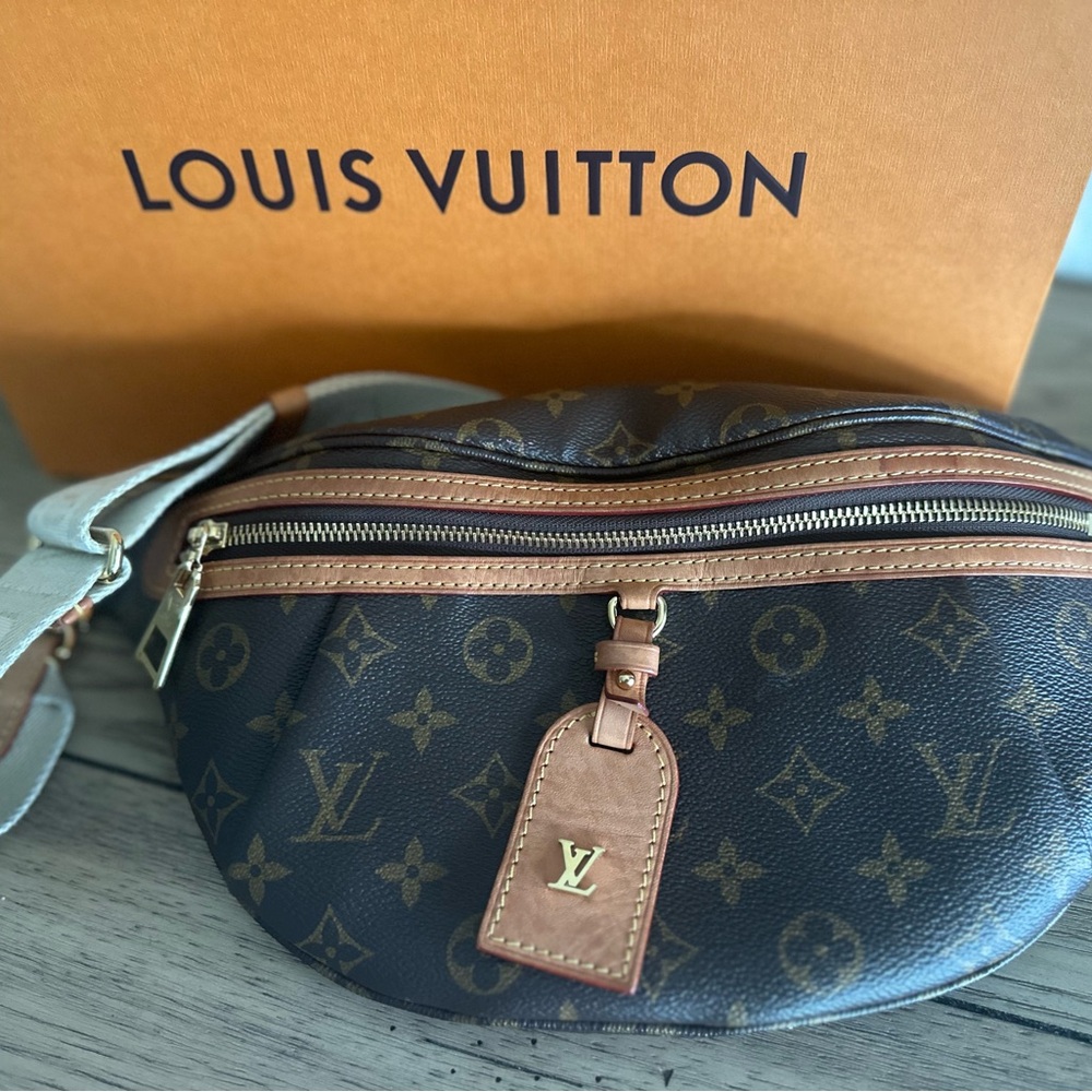 Louis Vuitton High Rise Crossbody bumbag EUC!